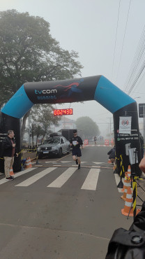 Foto 50: Mesmo com mal tempo, corrida de pedestre TVCOM RUNNING reúne mais de 300 participantes 
