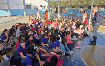Foto 5: Entrega de Kits Odontológicos para os alunos