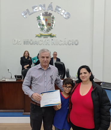Foto 8: Alunos de Quatá recebem Moção de Aplausos na Câmara Municipal