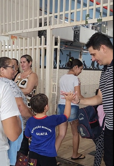 Foto 149: Alunos de Quatá recebem material escolar e são recepcionados com acolhimento e carinho no primeiro dia de aula