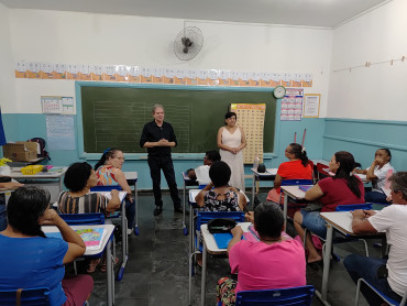 Foto 2: Alunos do EJA de Quatá recebem camisetas de uniforme