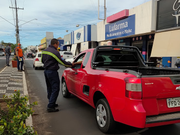 Foto 3: Motoristas recebem orientações durante blitz de campanha educativa