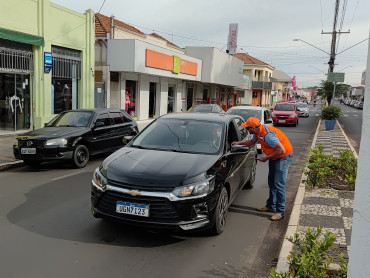 Motoristas recebem orientações durante blitz de campanha educativa