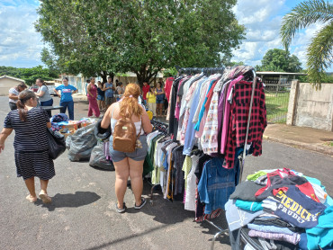 Foto 9:  Varal Solidário leva roupas à população de Quatá 