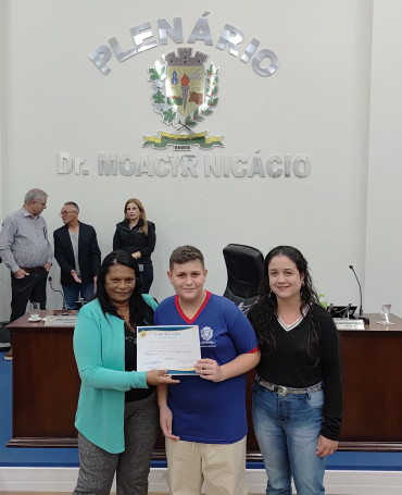 Foto 15: Alunos de Quatá recebem Moção de Aplausos na Câmara Municipal