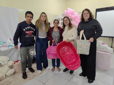 Foto 19:  Entrega de kits de enxoval
