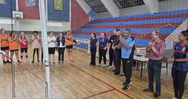 Foto 22: Quatá celebra o Dia do Idoso com partida de voleibol adaptado