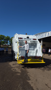Foto 8: Quatá é Contemplada com Caminhão Compactador de 15 Toneladas