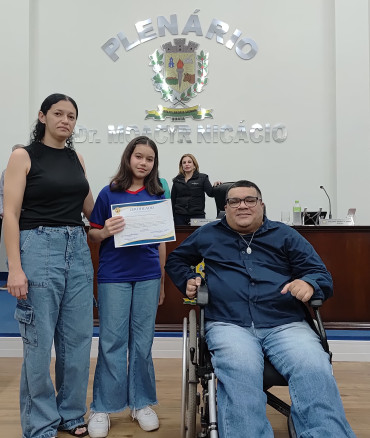 Foto 7: Alunos de Quatá recebem Moção de Aplausos na Câmara Municipal