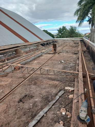Foto 1: Prefeitura de Quatá realiza manutenção no telhado do Ginásio de Esportes