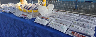 Foto 1: Entrega de Kits Odontológicos para os alunos