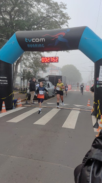 Foto 54: Mesmo com mal tempo, corrida de pedestre TVCOM RUNNING reúne mais de 300 participantes 