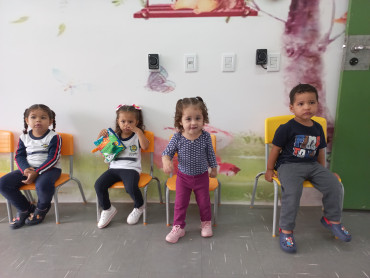 Foto 11: Alunos de Quatá recebem material escolar e são recepcionados com acolhimento e carinho no primeiro dia de aula