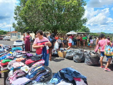 Foto 20:  Varal Solidário leva roupas à população de Quatá 