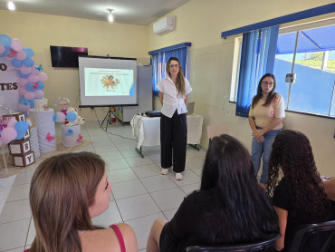 Foto 10: CRAS realiza terceira reunião do grupo de gestantes com entrega de kits maternidade