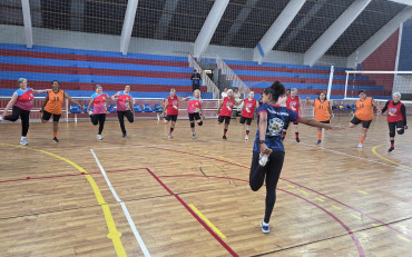 Foto 33: Quatá celebra o Dia do Idoso com partida de voleibol adaptado