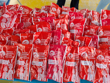 Foto 4: Alunos da Escola Osira de Quatá recebem Kit de Higiene Bucal oferecidos pelo LIONS CLUBE de Presidente Prudente