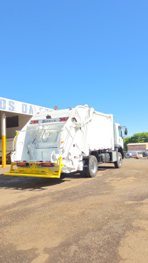 Quatá é Contemplada com Caminhão Compactador de 15 Toneladas
