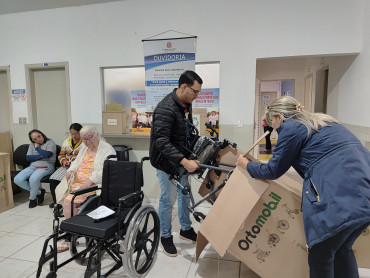 Foto 4: Quatá recebe novas cadeiras de rodas e banho